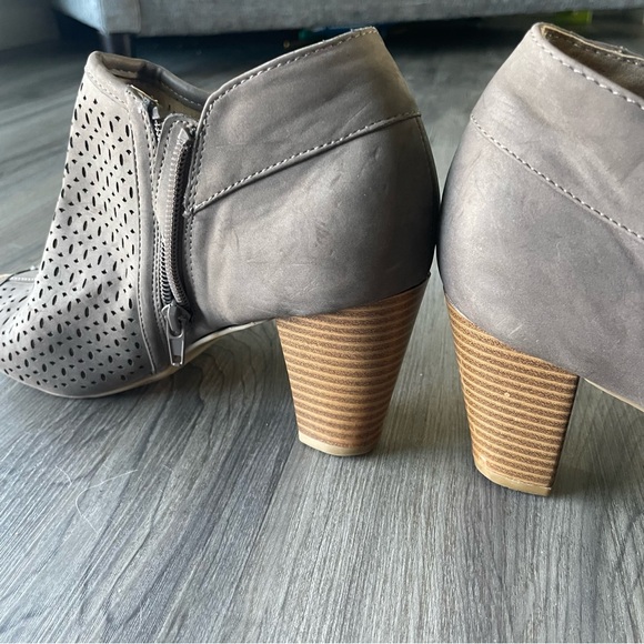 Giani Bernini Gray Perforated Ankle Booties Chunky Heel Women’s 7.5 - Picture 10 of 14